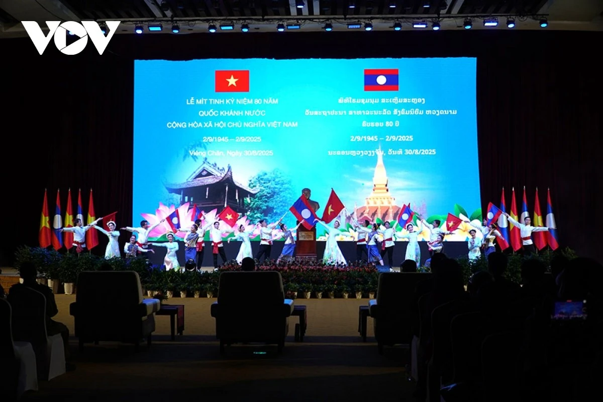 Tiết mục văn nghệ thể hiện mối quan hệ đặc biệt Lào - Việt Nam.