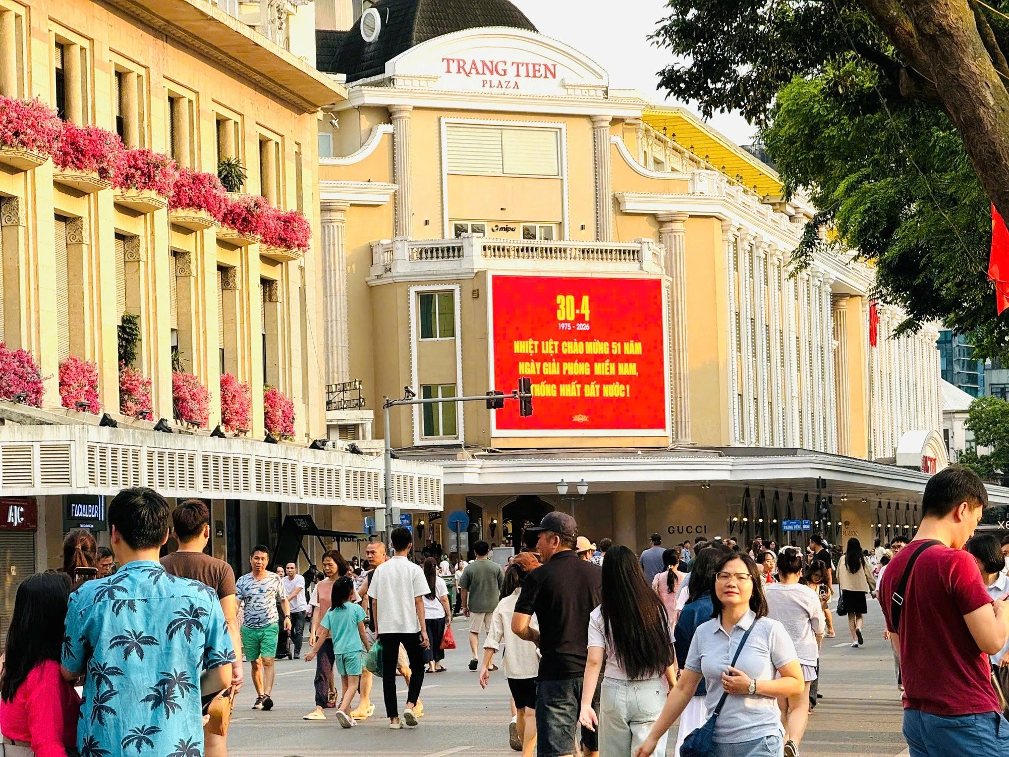 Không gian đi bộ trước Tràng Tiền Plaza (Hà Nội) đông nghịt người dân.