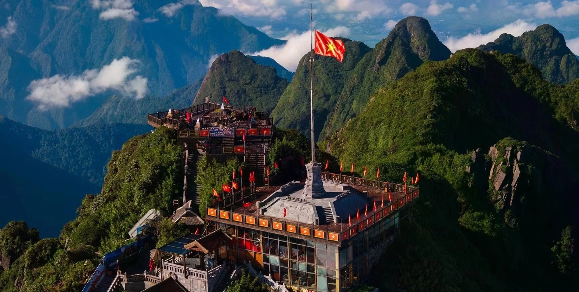 Đỉnh Fansipan rực rỡ cờ hoa, sẵn sàng chào đón du khách ghé thăm. Ảnh: Bích Huệ - Ngọc Dương.