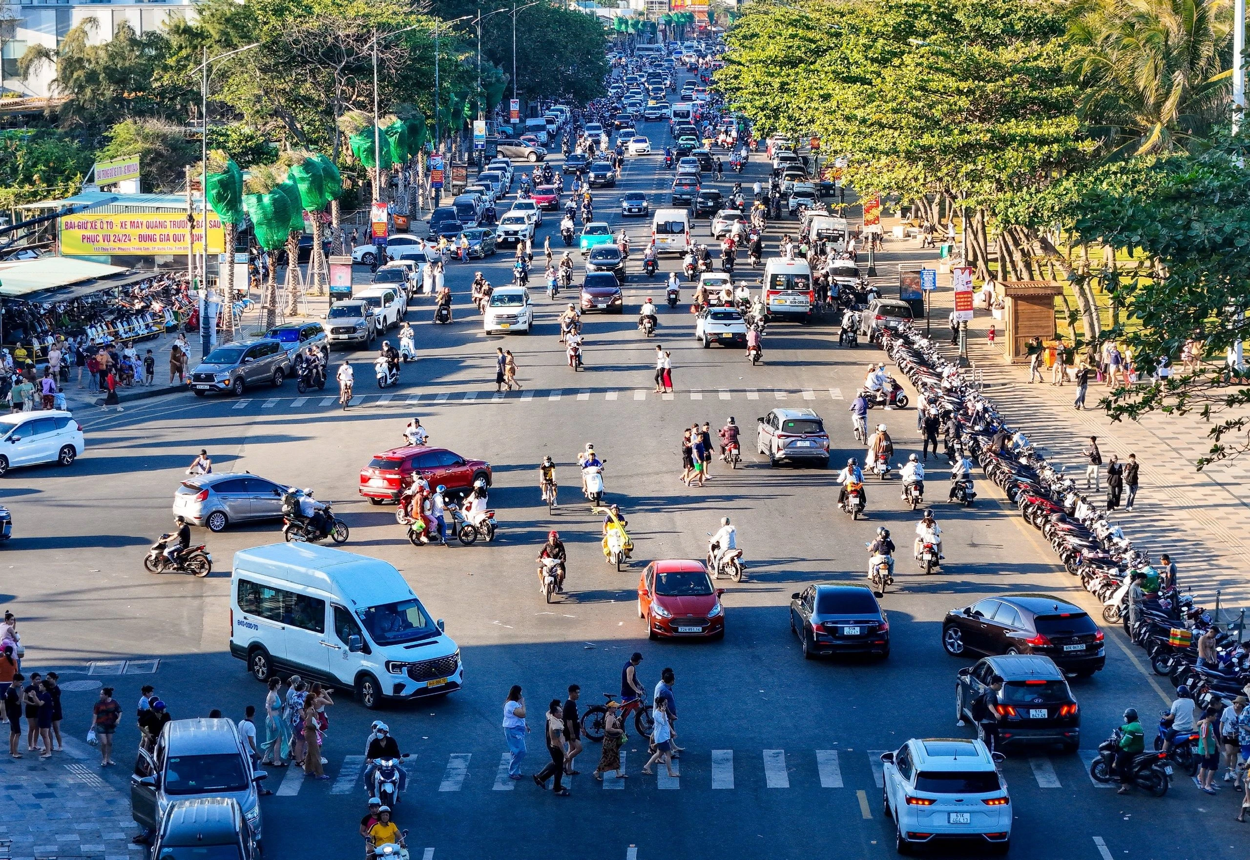 Xe cộ nối đuôi nhau trên đường phố Vũng Tàu.