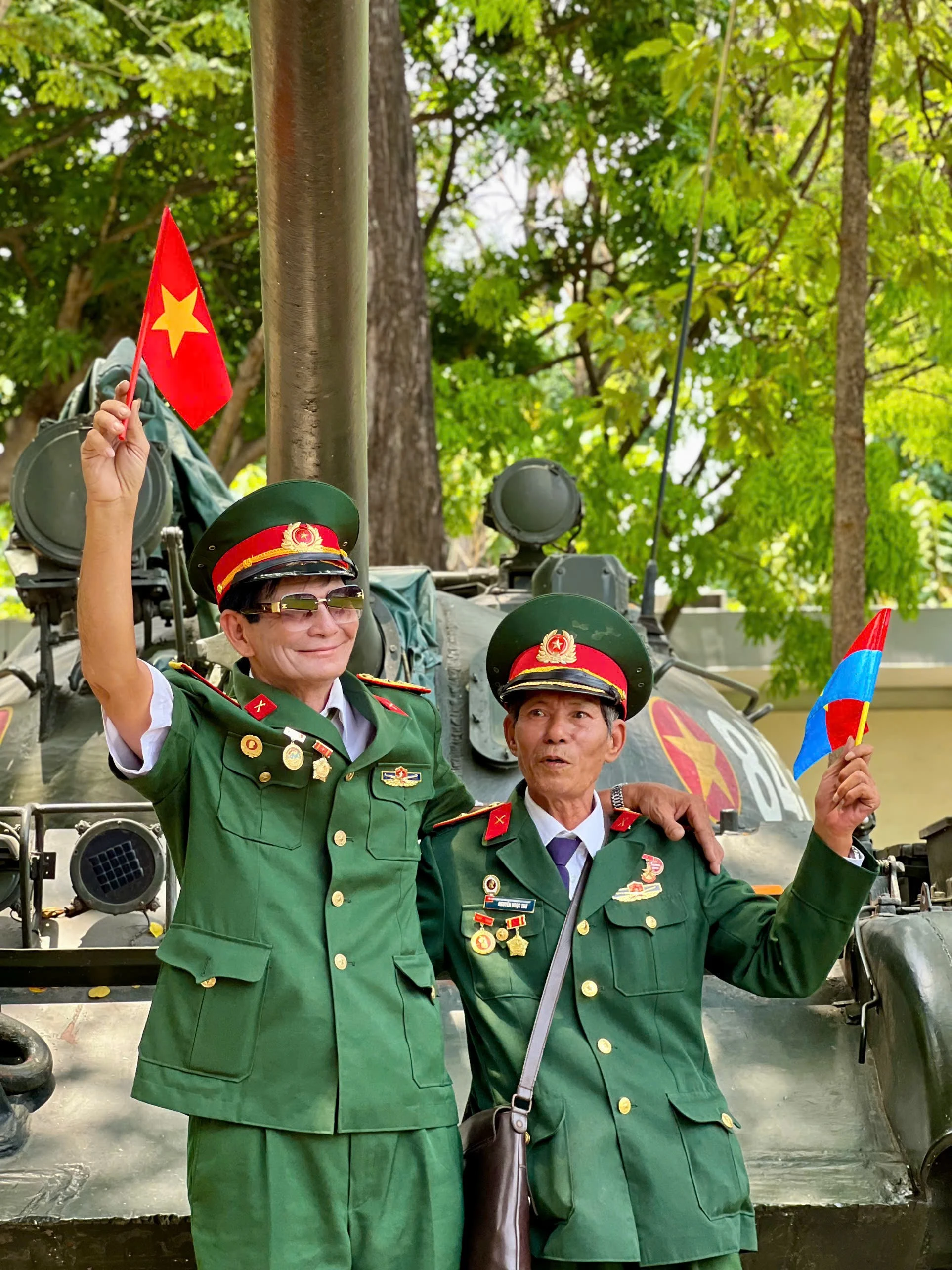 Niềm vui của các cựu chiến binh khi về thăm lại di tích Dinh Độc Lập (Hội trường Thống nhất).