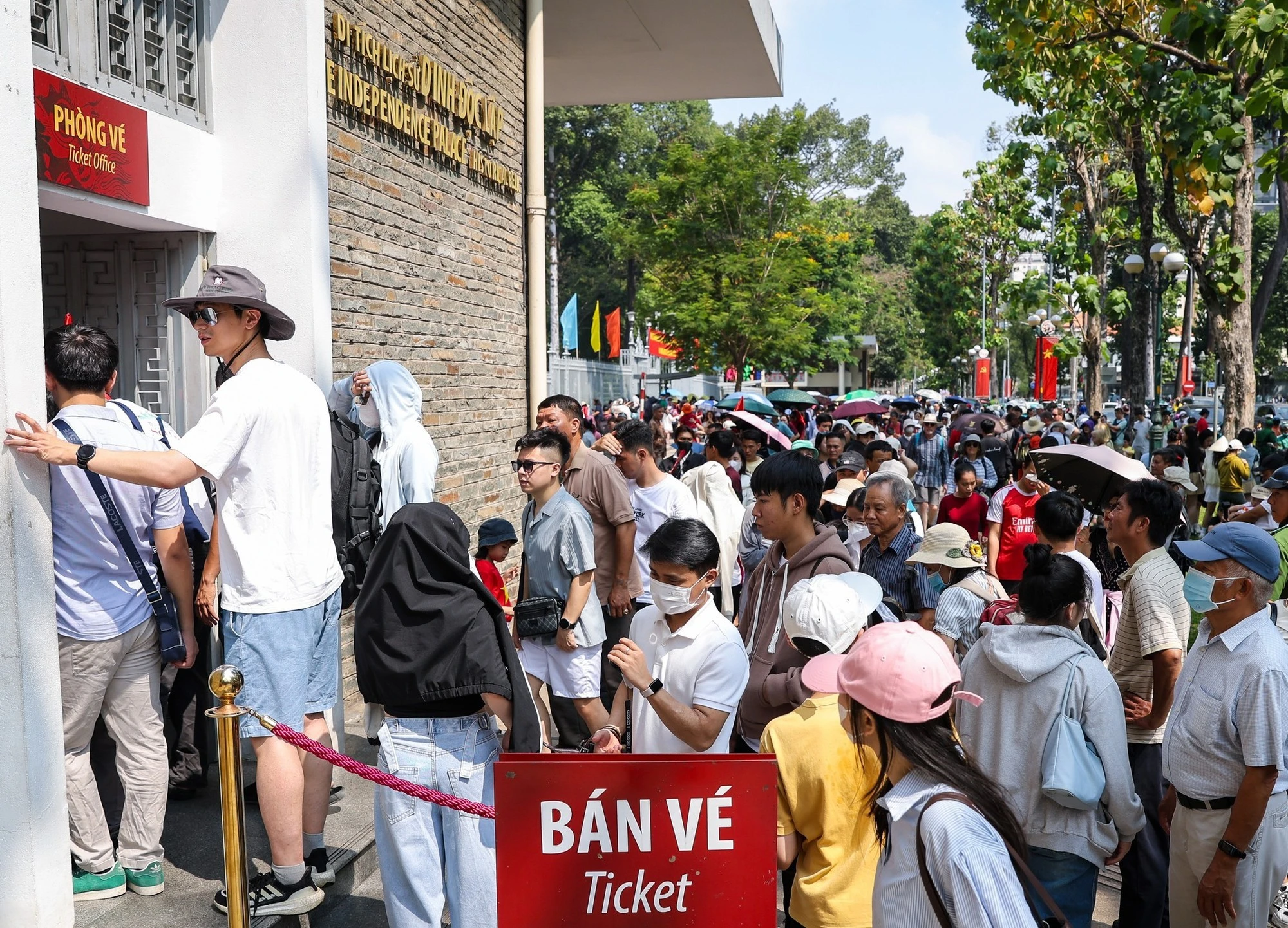 Tại TP.HCM, đông đảo người dân và du khách nối đuôi nhau mua vé tham quan Hội trường Thống nhất, điểm di tích lịch sử gắn liền với sự kiện chiến thắng 30/4/1975.