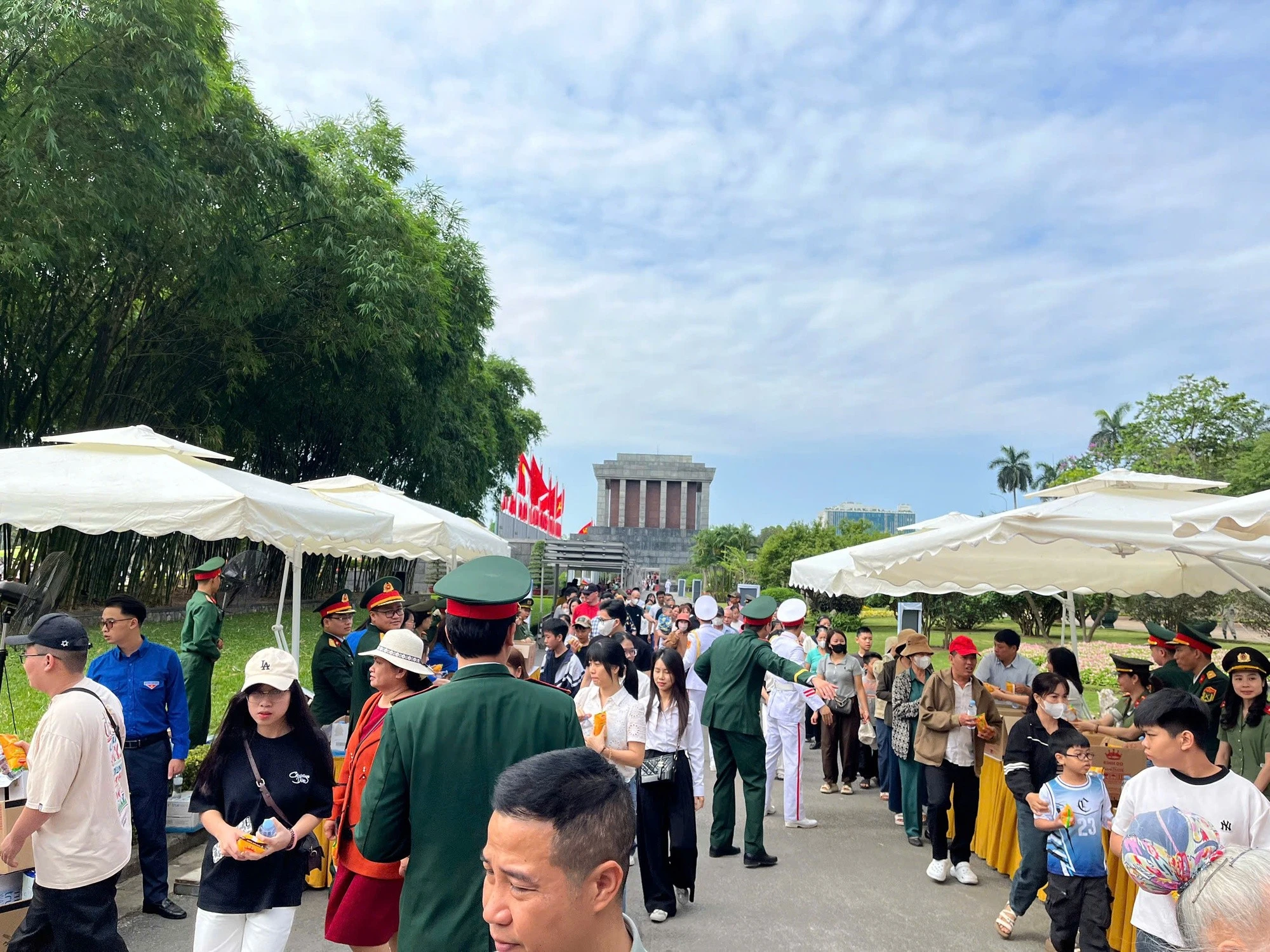 Nhiều người dân Thủ đô và du khách thập phương tranh thủ dịp này đến thăm Lăng Bác. Tại đây, họ được chào đón bằng những suất ăn nhẹ với nước uống, bánh mì và sữa.