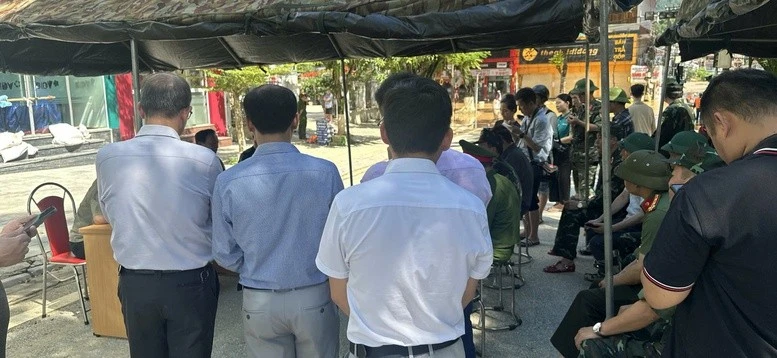 Phó Thủ tướng Trần Hồng Hà chủ trì cuộc họp tại lều dã chiến dựng trên phố Kim Đồng, phường Thục Phán, tỉnh Cao Bằng.