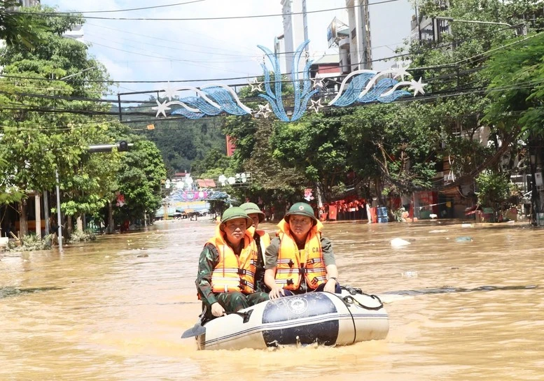 Phó Thủ tướng Trần Hồng Hà thị sát các vùng bị ngập lụt tại phường Thục Phán, tỉnh Cao Bằng.