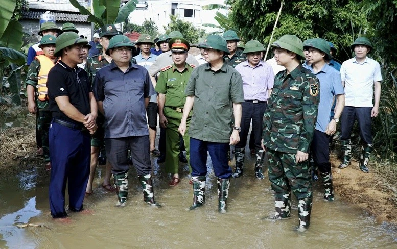 Phó Thủ tướng Trần Hồng Hà kiểm tra tình hình ngập lụt tại xóm Mã Quan (xã Hoà An, tỉnh Cao Bằng).