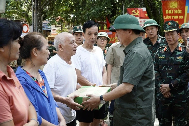 Phó Thủ tướng Trần Hồng Hà tặng quà, thăm hỏi người dân bị ảnh hưởng bởi lũ lụt.