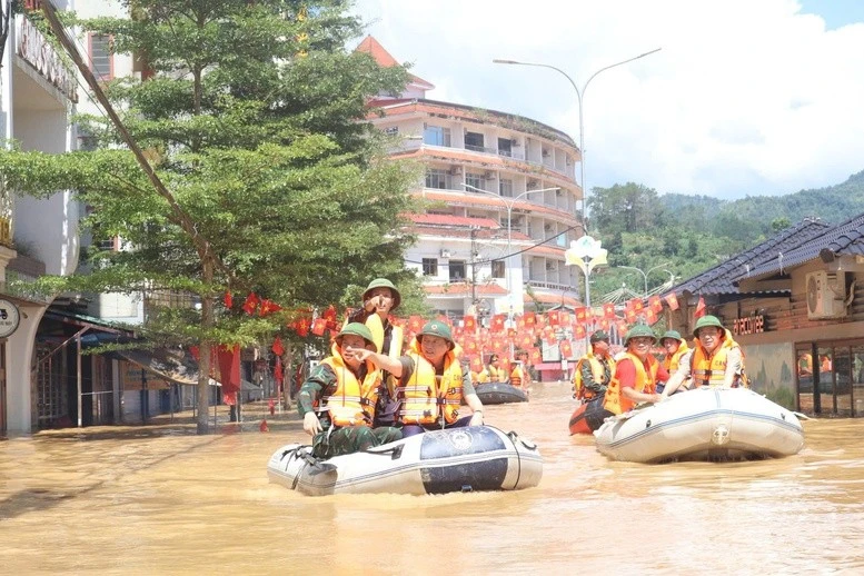 Phó Thủ tướng Trần Hồng Hà kiểm tra tình hình ngập lụt tại Phố đi bộ ven sông Bằng, phường Thục Phán.