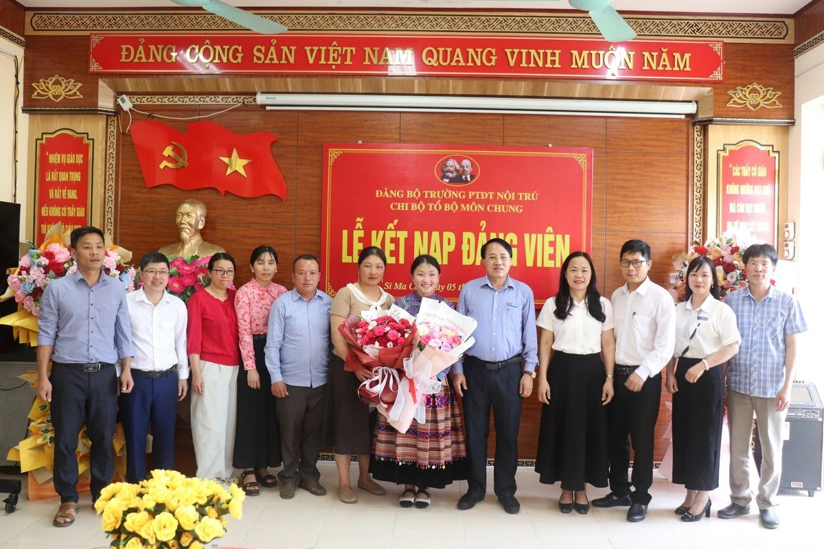 Đảng bộ Trường PTDT Nội trú THCS và THPT Si Ma Cai tổ chức Lễ kết nạp Đảng viên mới cho nữ sinh Thào Thị Như Quỳnh.