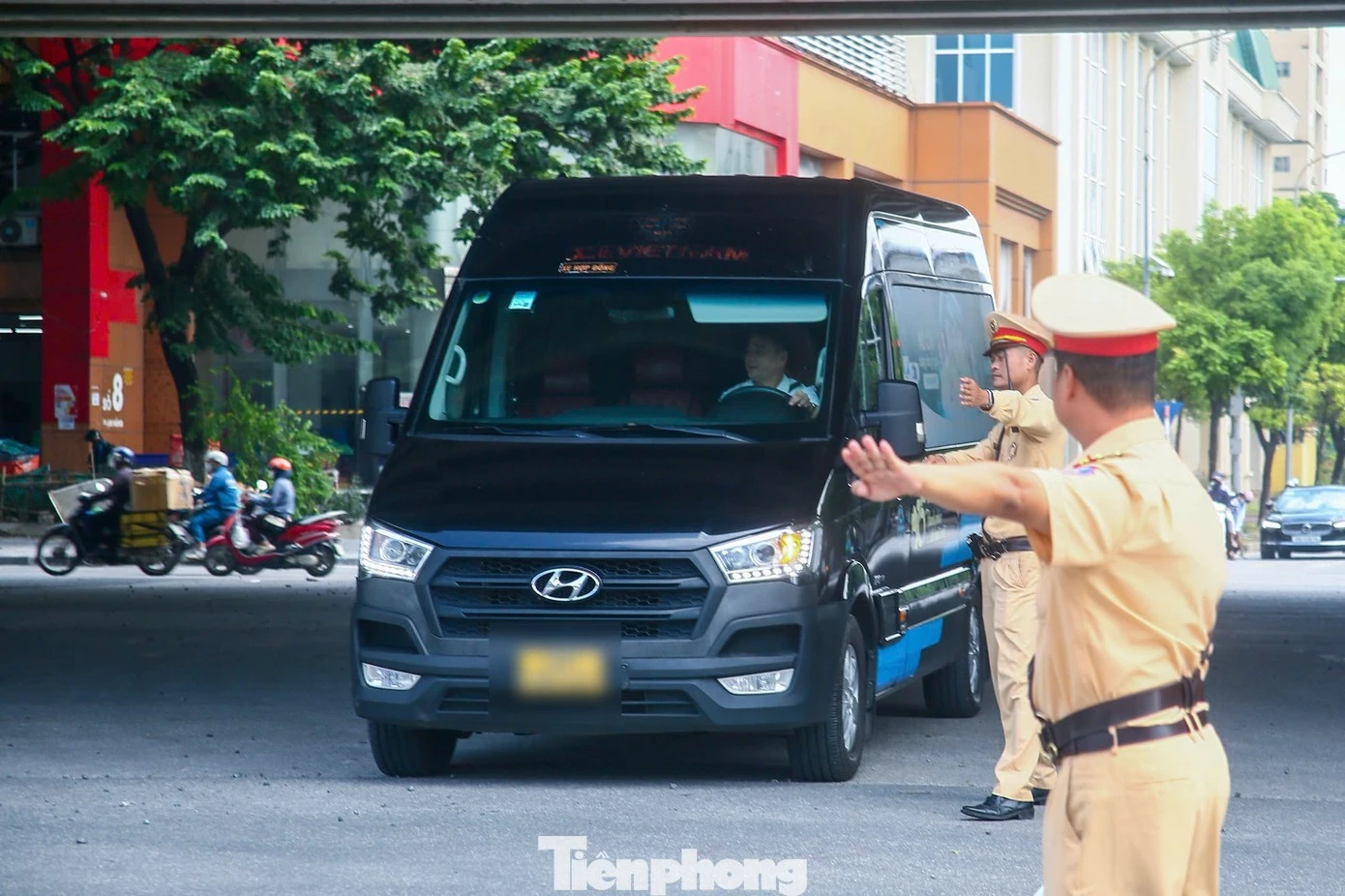 Hình ảnh được chuyển đến các tổ công tác công khai để dừng phương tiện xử lý.