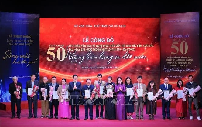 Phó Thủ tướng Mai Văn Chính và Thứ trưởng Bộ VHTTDL Trịnh Thị Thuỷ trao hoa, chứng nhận cho các tác giả tác phẩm Văn học được bình chọn.