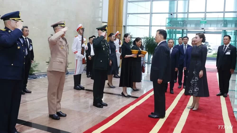 Lễ đón Nhà vua Vương quốc Thái Lan Maha Vajiralongkorn Phra Vajiraklaochaoyuhua và Hoàng hậu tại sân bay quốc tế Nội Bài, Hà Nội. (Ảnh: TTXVN)