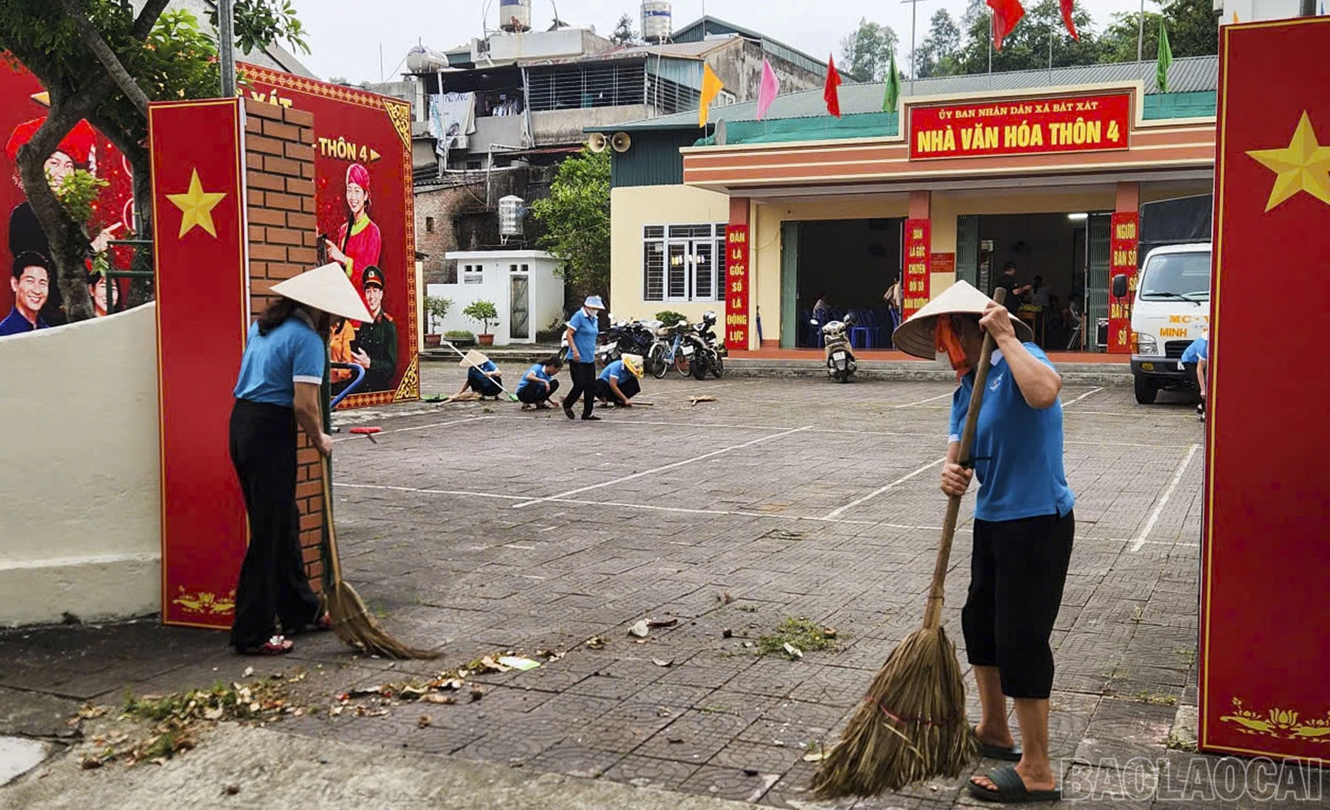 Nhà văn hóa thôn 4 - nơi diễn ra sự kiện lễ ra mắt mô hình thôn số được tiến hành vệ sinh.