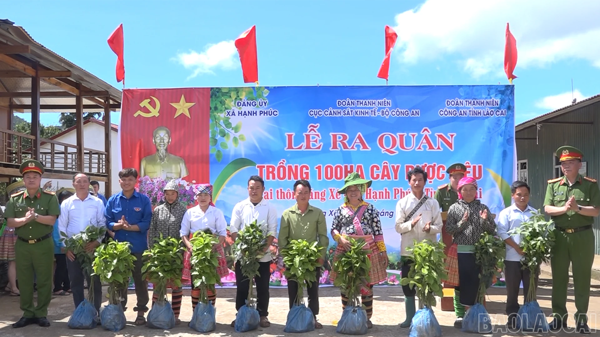 Người dân nhận cây giống.