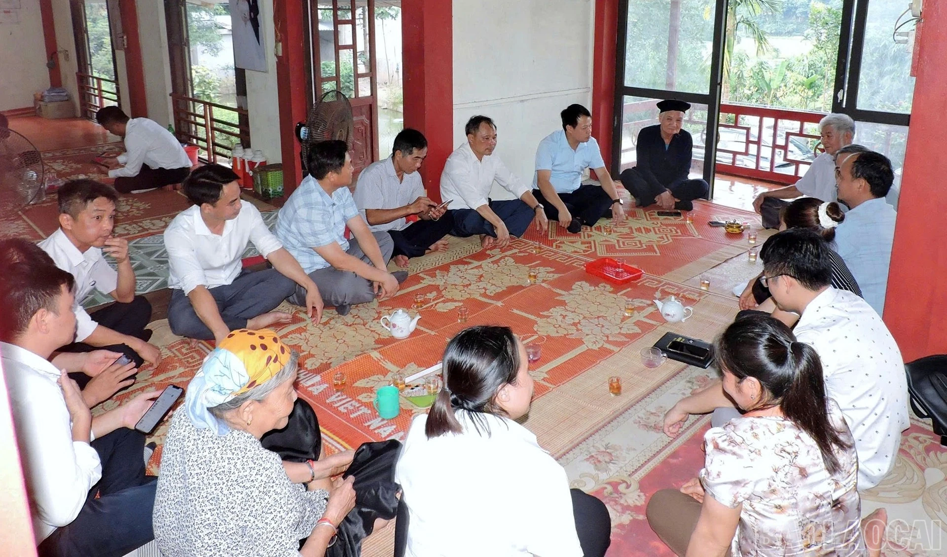 Lãnh đạo xã Hưng Khánh trao đổi với người dân về sự cần thiết của việc sắp xếp các đơn vị thôn.