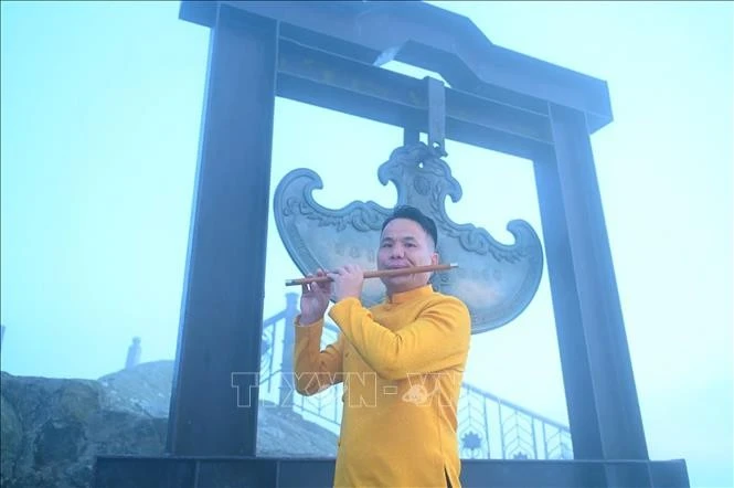 Tiếng sáo du dương trên đỉnh non thiêng Yên Tử của phật tử tham gia tour "Đón bình minh trên đỉnh chùa Đồng", sáng 5/10.