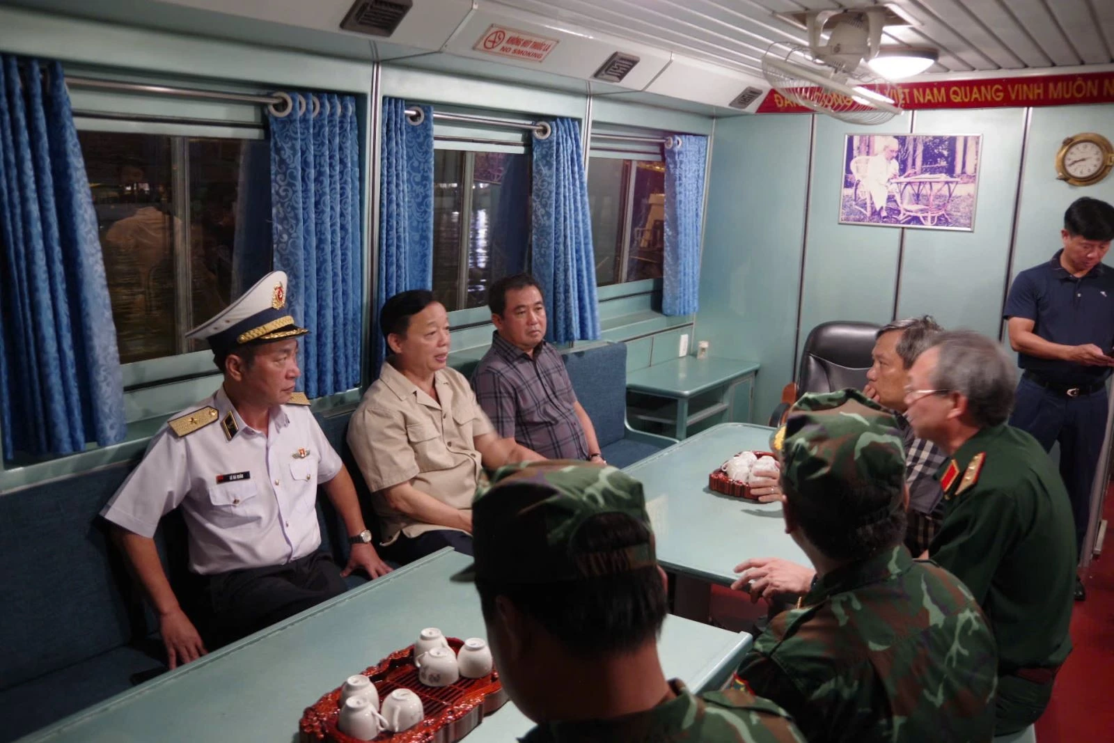 Phó Thủ tướng Trần Hồng Hà trực tiếp chỉ đạo công tác cứu hộ cứu nạn vụ chìm tàu trên vịnh Hạ Long