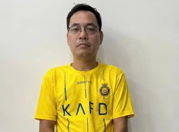 Người đàn ông đánh thanh niên tại cơ quan công an.