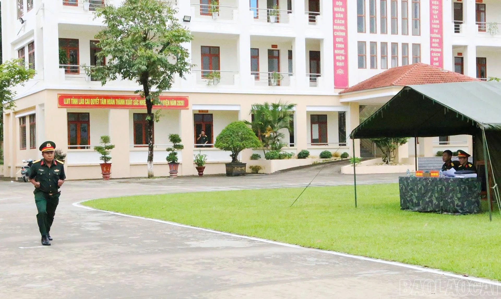 Kiểm tra thực hành các động tác điều lệnh.
