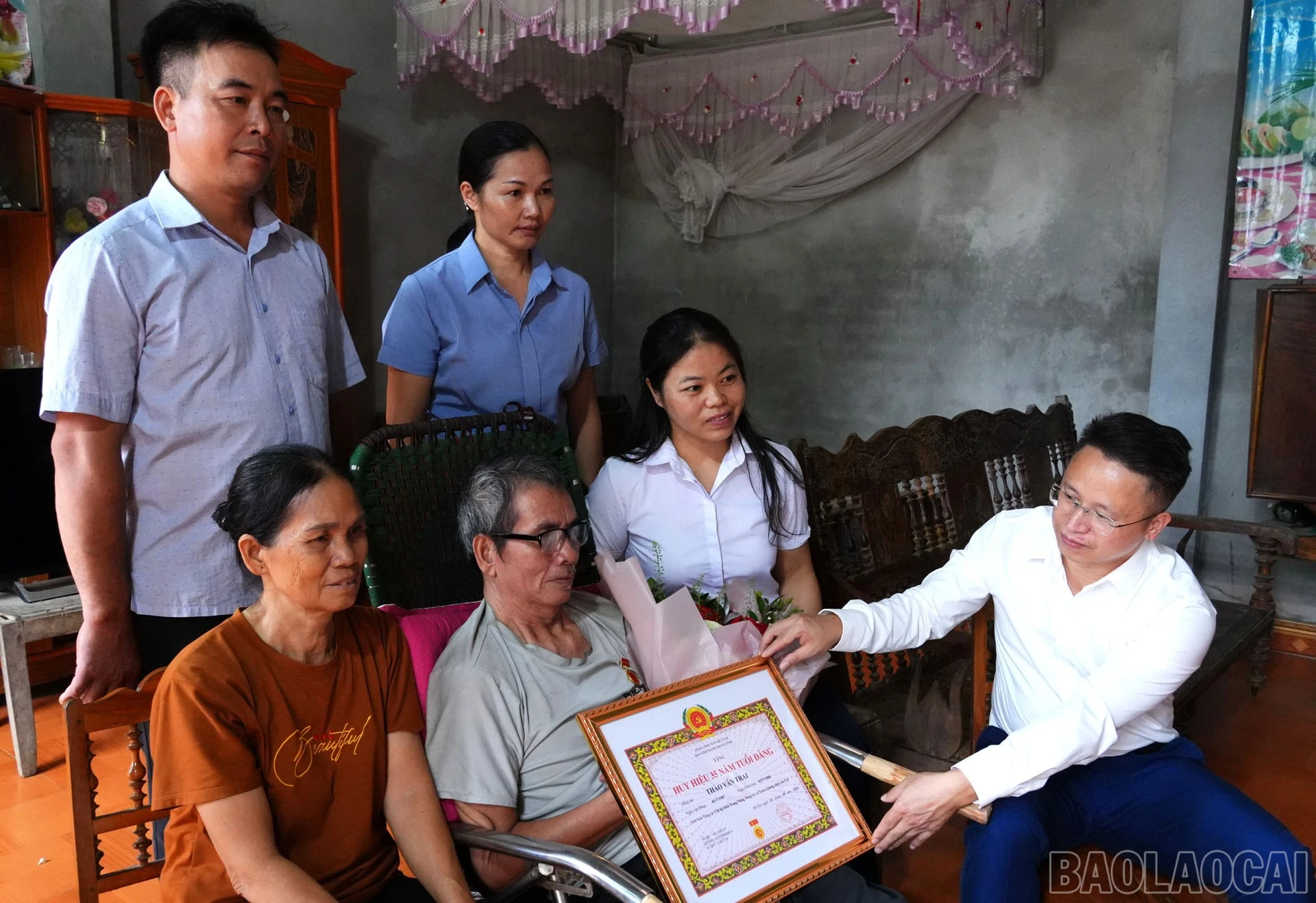 Ban Thường vụ Đảng ủy xã trao Huy hiệu 35 năm tuổi Đảng cho đảng viên tại nhà.