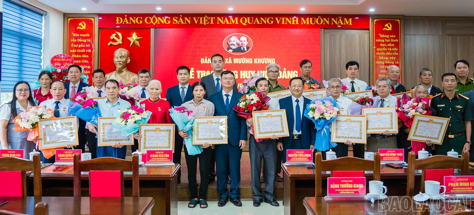 28 đảng viên xã Mường Khương vinh dự được trao tặng Huy hiệu Đảng đợt 2/9.