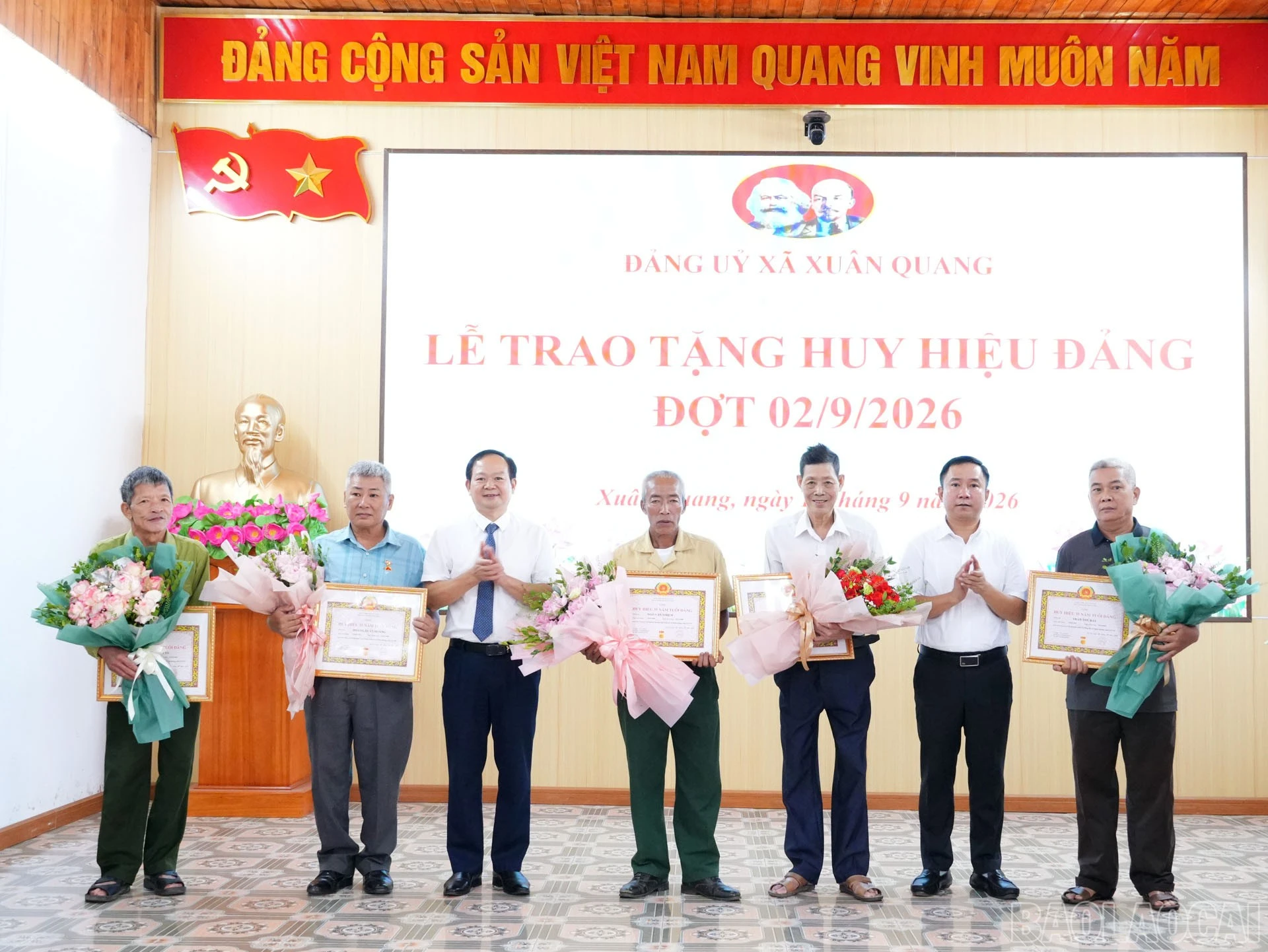 Các đồng chí lãnh đạo trao Huy hiệu Đảng và tặng hoa chúc mừng các đảng viên.