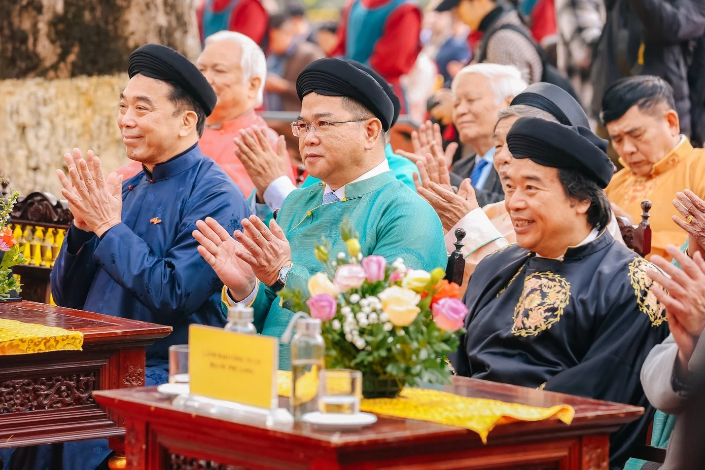 Ông Nguyễn Anh Tuấn - Phó Tổng Giám đốc Tập đoàn Sovico (trái) và Ông Nguyễn Vũ Anh Tú – Tổng giám đốc Công ty Phú Long (giữa) – đại diện đơn vị đồng hành tổ chức đường hoa tham dự chương trình.