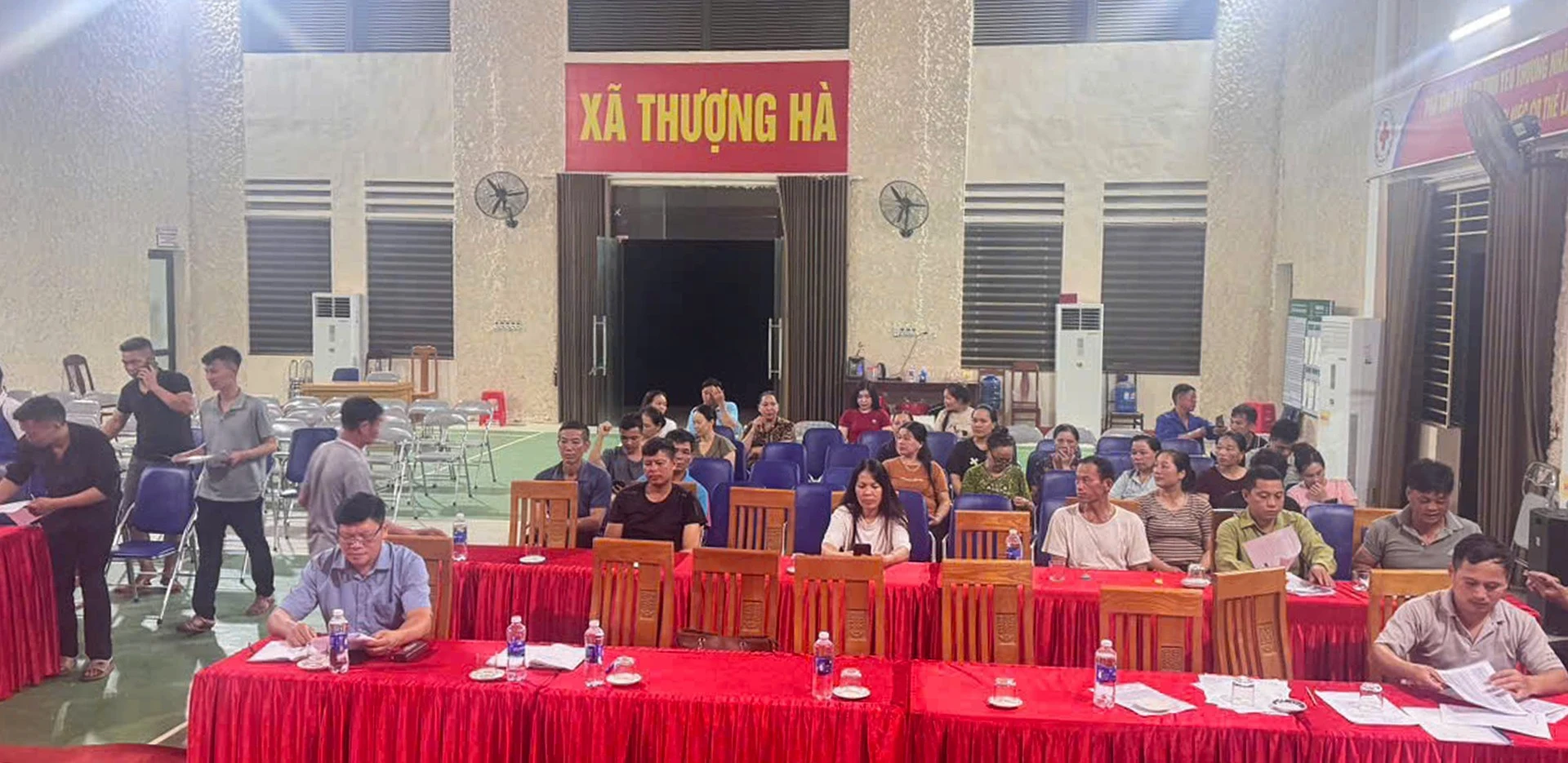 Thượng Hà linh hoạt tổ chức họp dân buổi tối lấy ý kiến về sắp xếp thôn, bản.