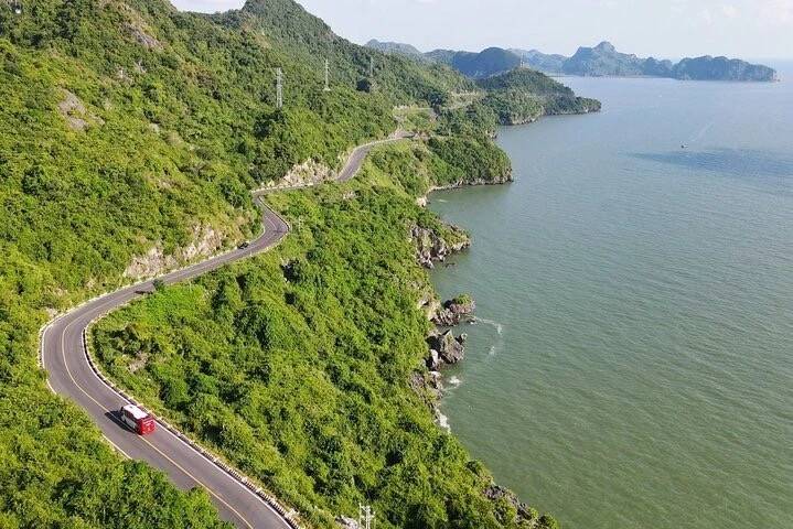 Cung đường Đèo Hải Vân từ Đà Nẵng đến Huế. (Ảnh: Booking.com)