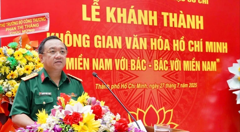 Đại tá Nguyễn Thành Trung, Chính ủy Bộ Tư lệnh Thành phố Hồ Chí Minh phát biểu.