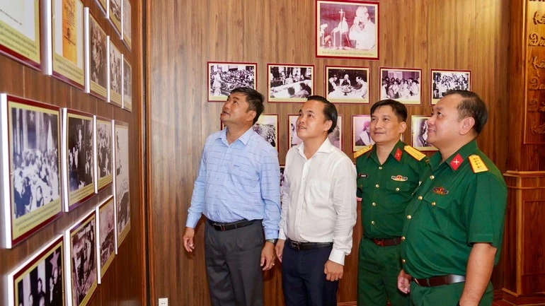 Đại biểu tham quan tư liệu quý tại Không gian văn hóa Hồ Chí Minh ở Di tích Địa đạo Củ Chi.