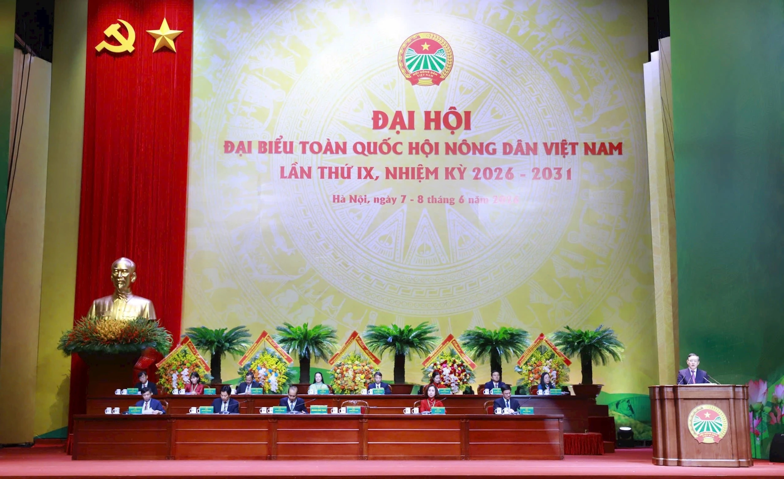 Đoàn Chủ tịch Đại hội chủ trì phiên trọng thể.