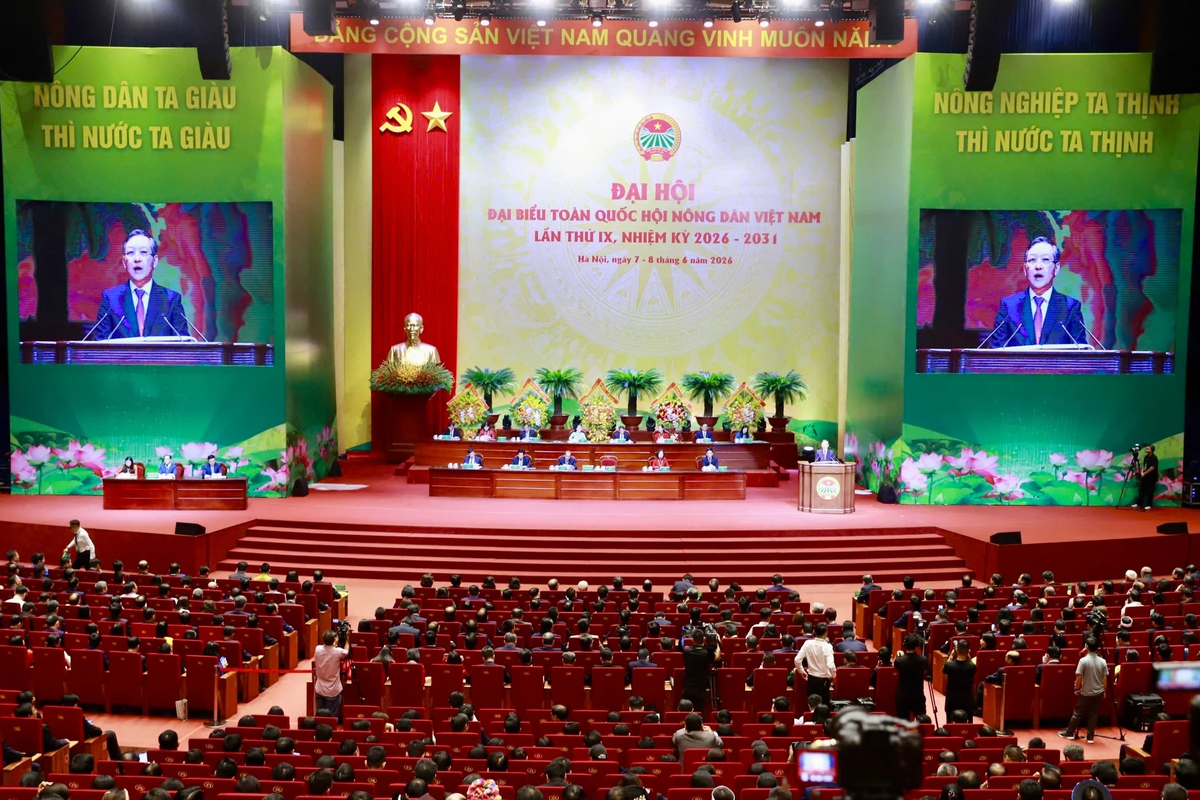 Quang cảnh phiên trọng thể Đại hội sáng 8/6.