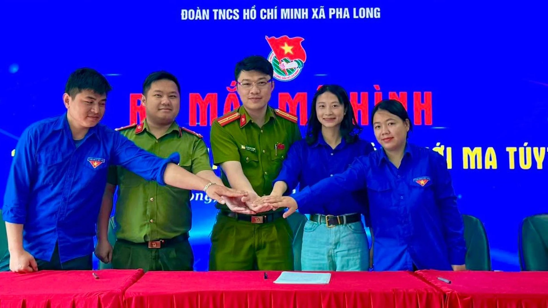 Các thành viên Câu lạc bộ “Thanh niên nói không với ma túy” xã Pha Long thể hiện quyết tâm chung tay xây dựng địa bàn không ma túy.