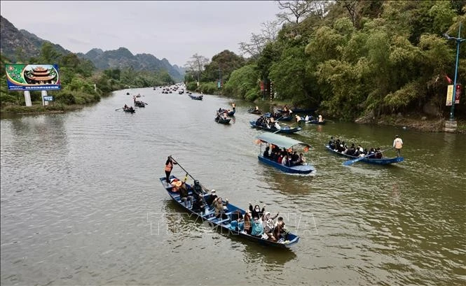 Suối Yến tấp nập dòng thuyền chở khách trẩy hội vui Xuân. Ảnh tư liệu