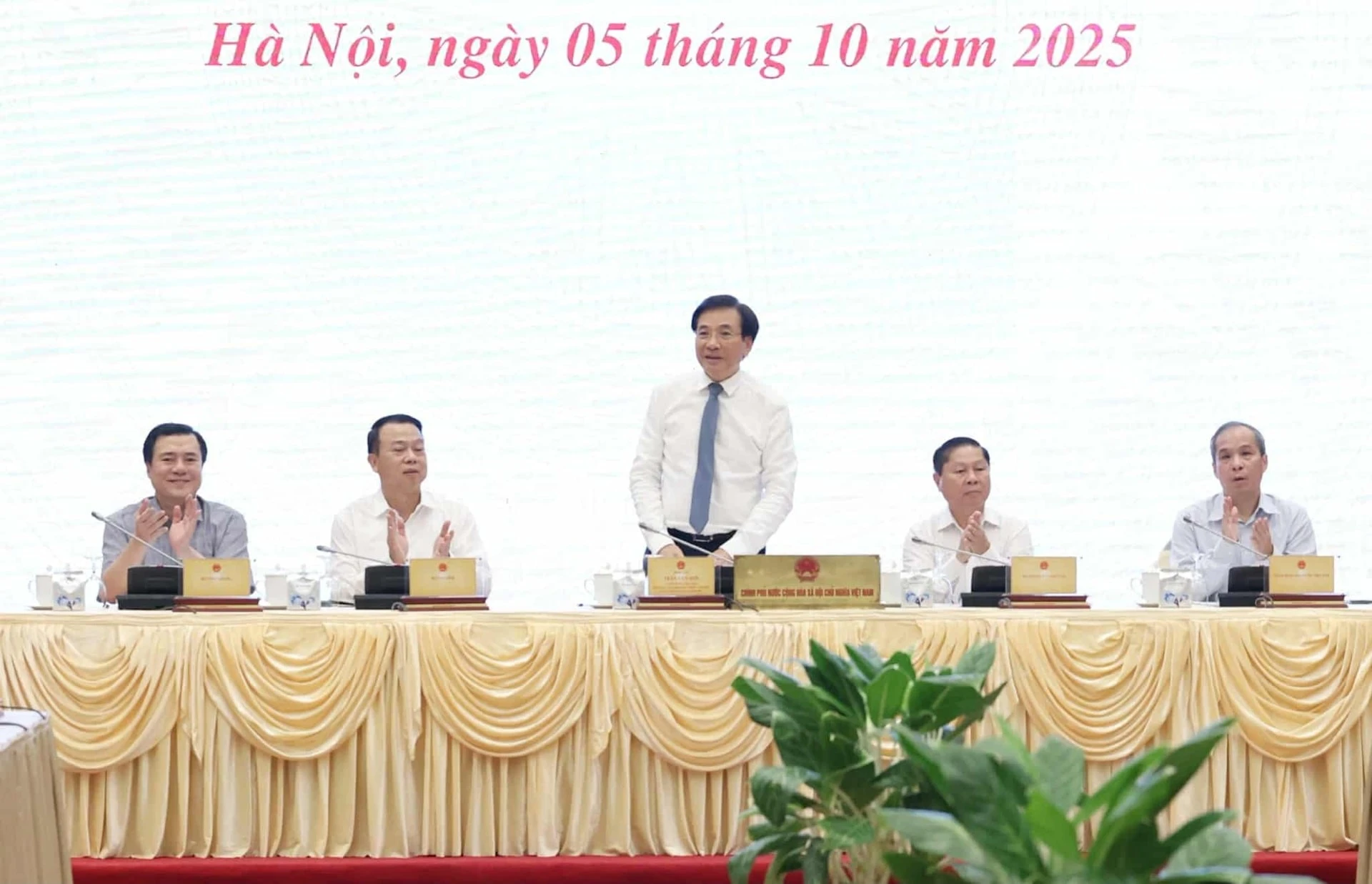 Toàn cảnh họp báo Chính phủ thường kỳ diễn ra chiều 5-10. Ảnh: Đình Hiệp