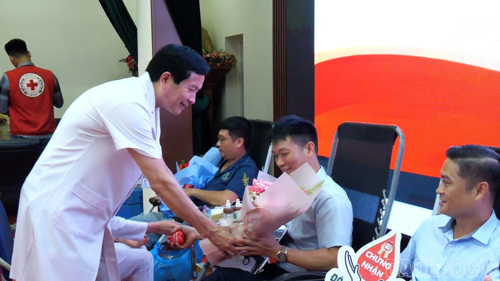Giám đốc Bệnh viện Đa khoa số 2 tỉnh tặng hoa cho người tham gia hiến máu.