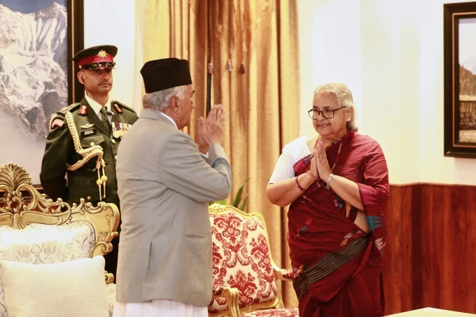 Bà Sushila Karki (phải) chào Tổng thống Poudel sau lễ tuyên thệ tại Kathmandu ngày 12/9.