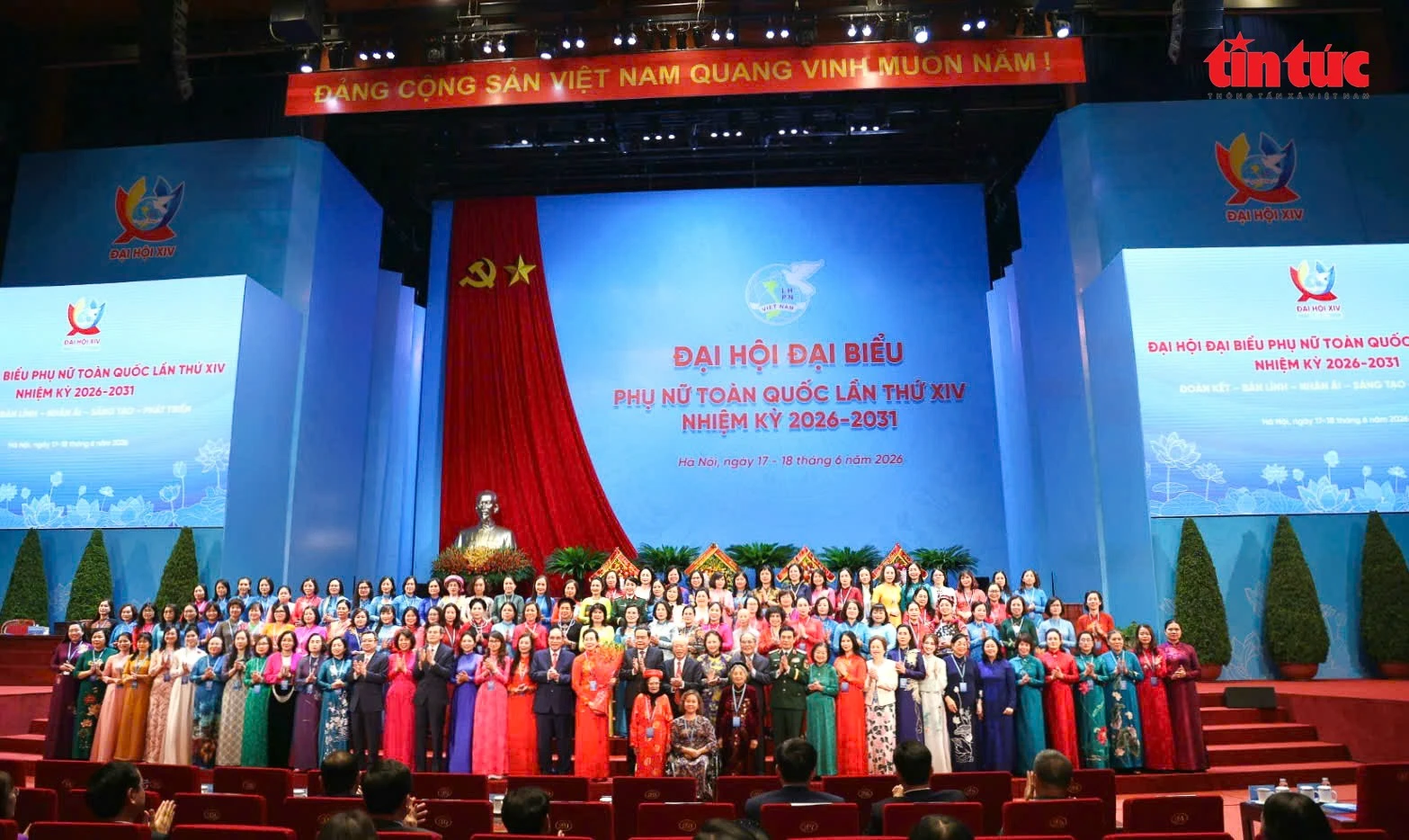 Ban Chấp hành Trung ương Hội Liên hiệp Phụ nữ Việt Nam khóa XIV chụp ảnh kỷ niệm cùng các đồng chí lãnh đạo Đảng, Nhà nước và các đại biểu khách mời tại Đại hội.