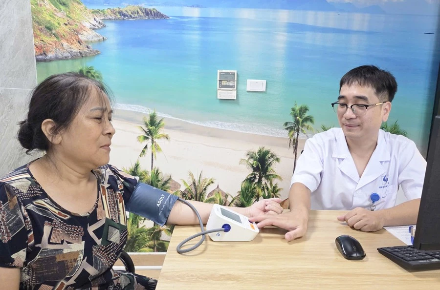 Khám, chữa bệnh cho người cao tuổi tại Bệnh viện Lão khoa trung ương. Ảnh: Tuyết Mai