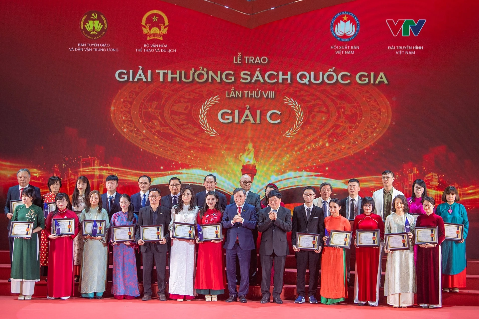 Trao giải C cho các tác giả, đại diện đơn vị xuất bản.