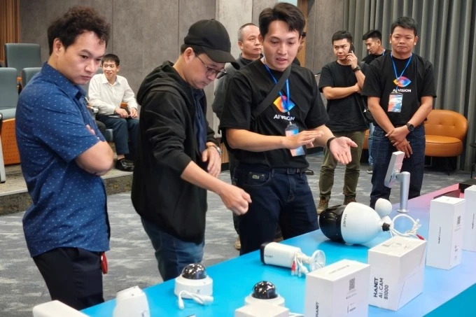 Người dùng trải nghiệm các sản phẩm camera Make in Viet Nam.