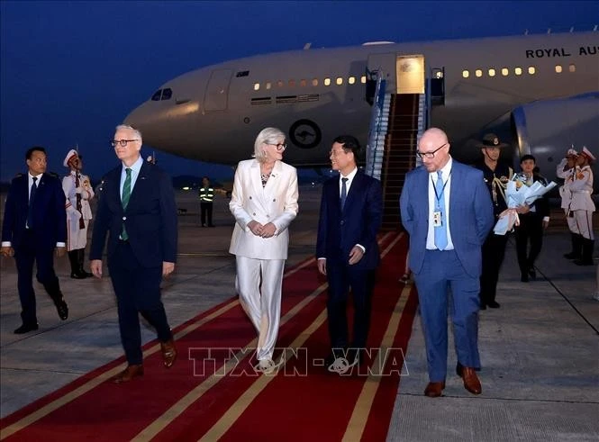 Bộ trưởng Bộ Khoa học và Công nghệ Nguyễn Mạnh Hùng đón đoàn tại sân bay quốc tế Nội Bài.
