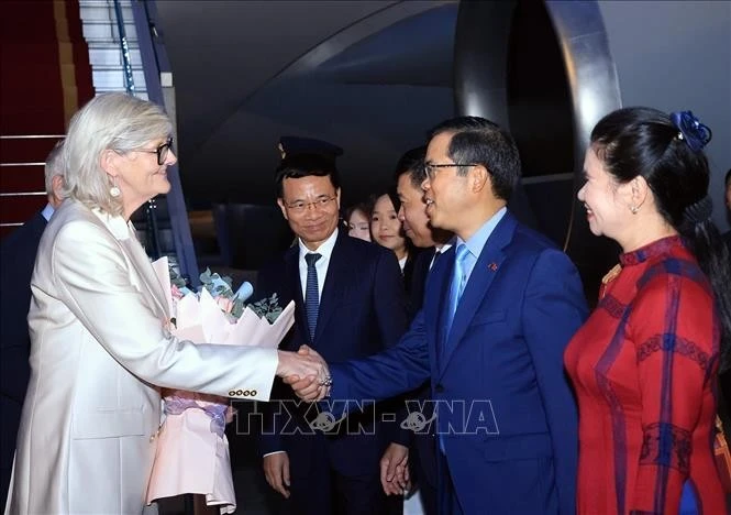 Lễ đón Toàn quyền Australia Sam Mostyn và Phu quân tại sân bay quốc tế Nội Bài.