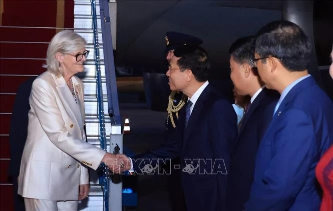 Bộ trưởng Bộ Khoa học và Công nghệ Nguyễn Mạnh Hùng đón đoàn tại sân bay quốc tế Nội Bài.