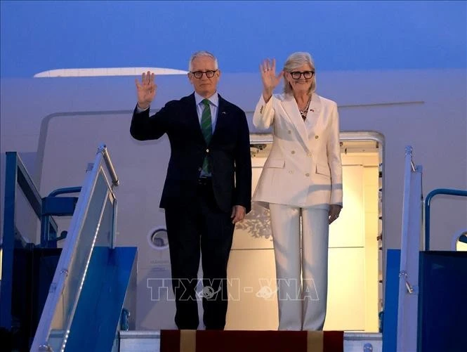Toàn quyền Australia Sam Mostyn và Phu quân đến sân bay quốc tế Nội Bài tối 09/9.