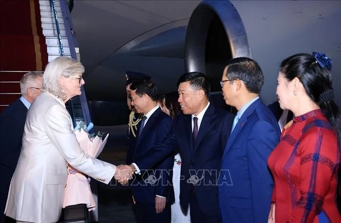 Lễ đón Toàn quyền Australia Sam Mostyn và Phu quân tại sân bay quốc tế Nội Bài.