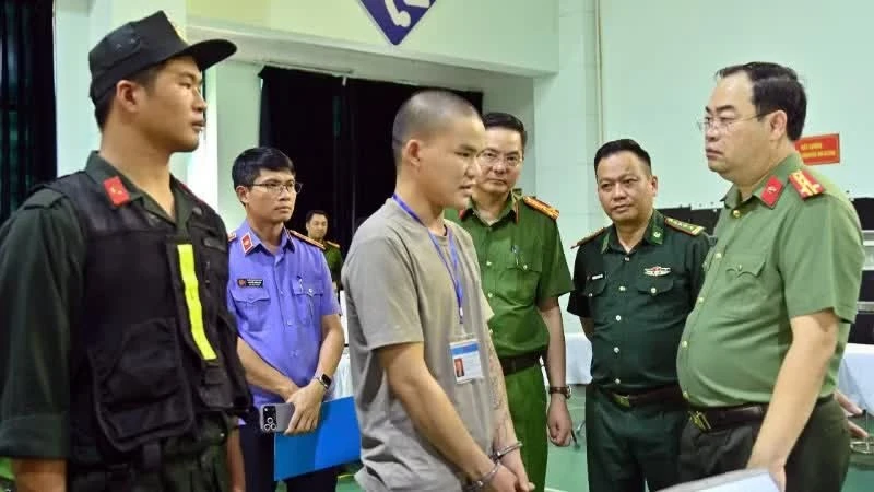 Một trong số các đối tượng khi được di lý về trụ sở Công an Lai Châu.