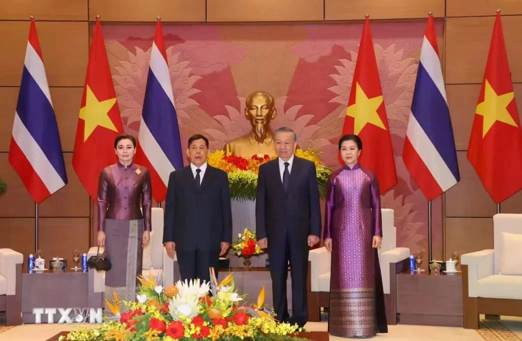 Tổng Bí thư, Chủ tịch nước Tô Lâm và Phu nhân cùng Nhà vua Thái Lan Maha Vajiralongkorn Phra Vajiraklaochaoyuhua và Hoàng hậu chụp ảnh chung.