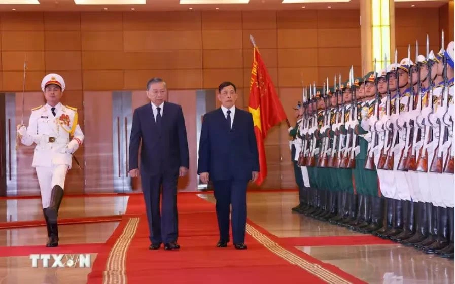 Tổng Bí thư, Chủ tịch nước Tô Lâm và Nhà vua Thái Lan Maha Vajiralongkorn Phra Vajiraklaochaoyuhua duyệt Đội danh dự Quân đội Nhân dân Việt Nam.